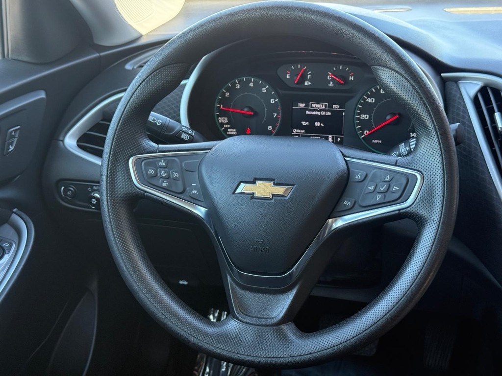 Chevrolet Malibu Vehicle Full-screen Gallery Image 12