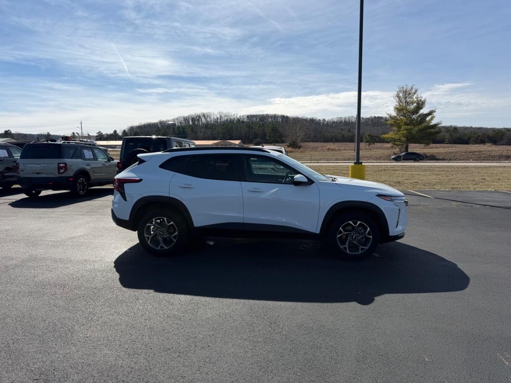 Chevrolet Trax Vehicle Full-screen Gallery Image 02