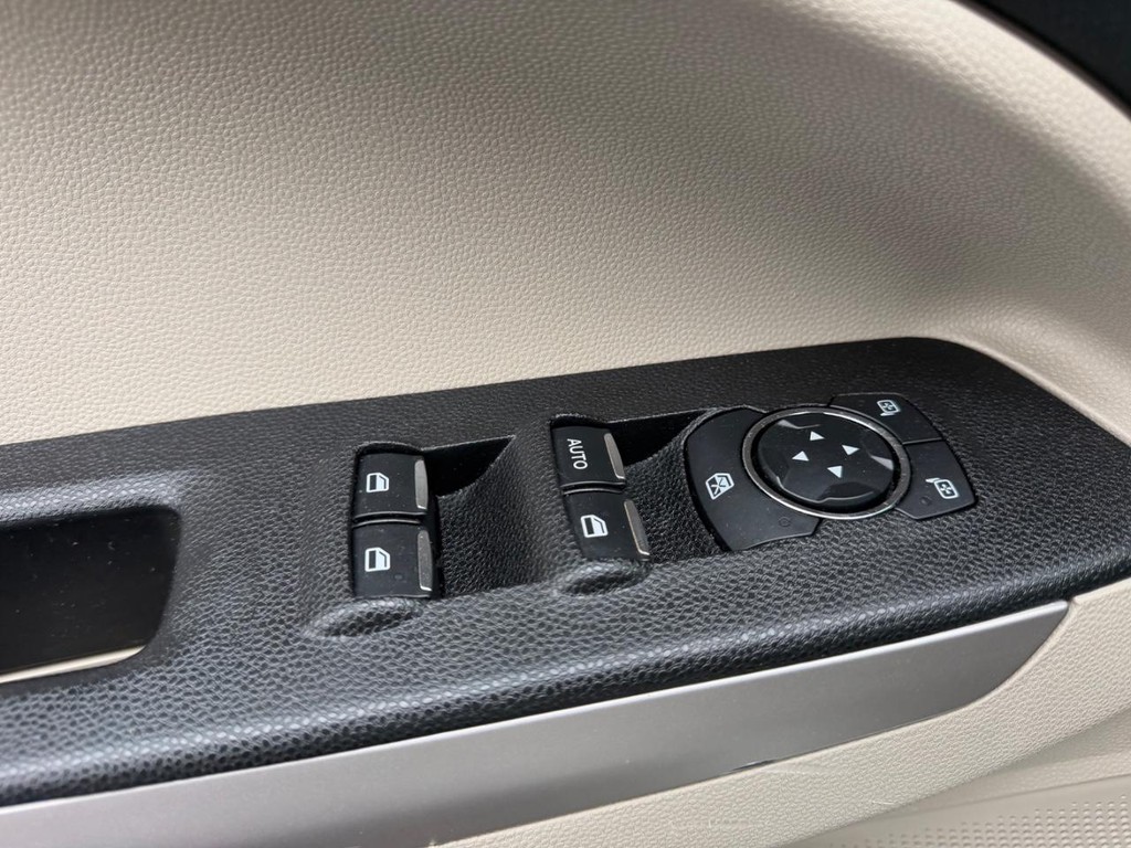 Ford EcoSport Vehicle Full-screen Gallery Image 18