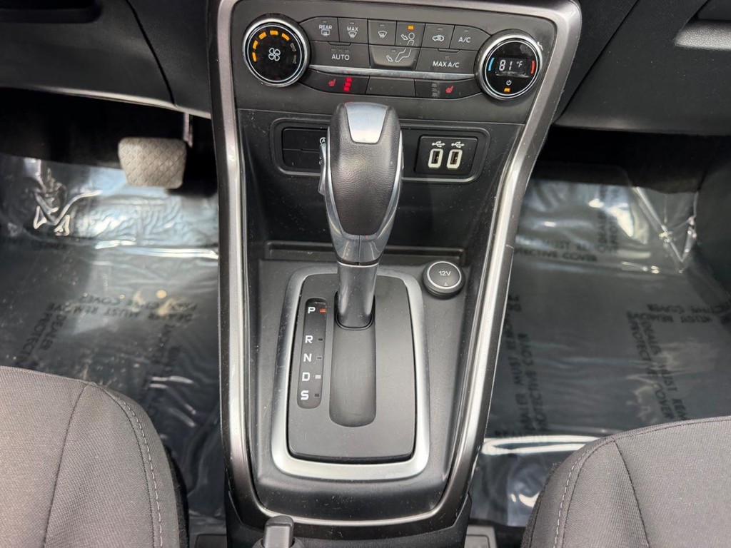 Ford EcoSport Vehicle Full-screen Gallery Image 17