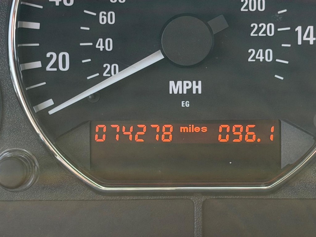 BMW Z3 Vehicle Full-screen Gallery Image 15