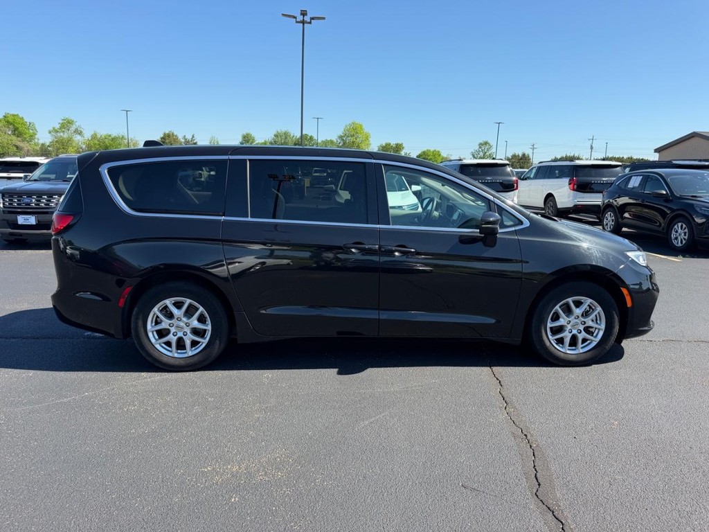 Chrysler Pacifica Vehicle Full-screen Gallery Image 02