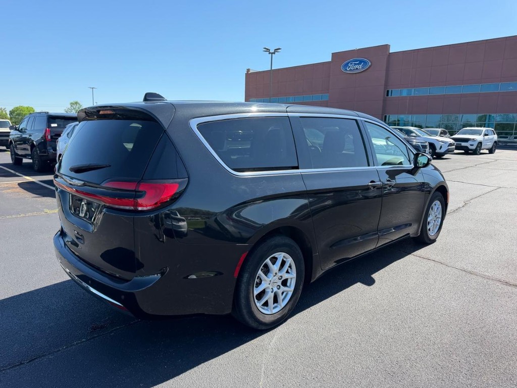 Chrysler Pacifica Vehicle Full-screen Gallery Image 03