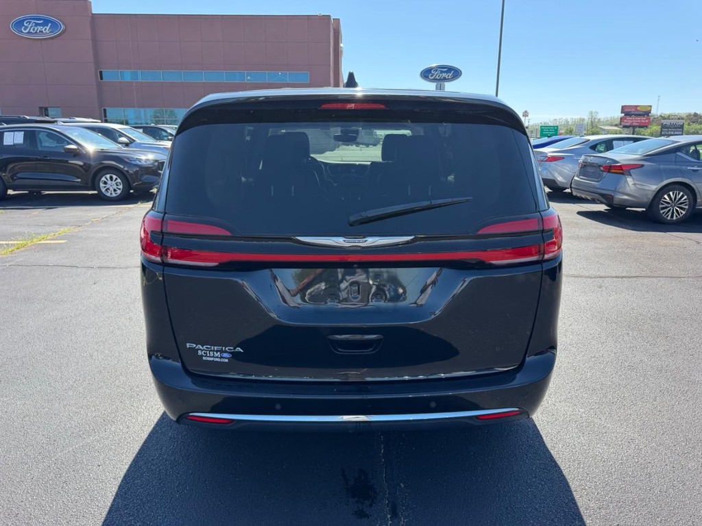 Chrysler Pacifica Vehicle Full-screen Gallery Image 04