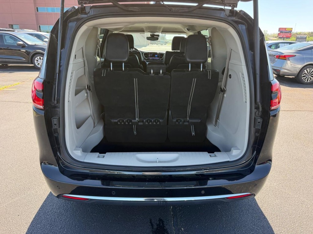 Chrysler Pacifica Vehicle Full-screen Gallery Image 05