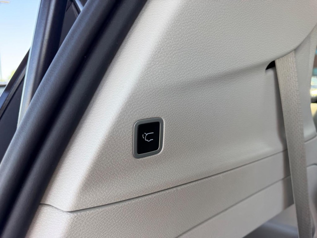 Chrysler Pacifica Vehicle Full-screen Gallery Image 06