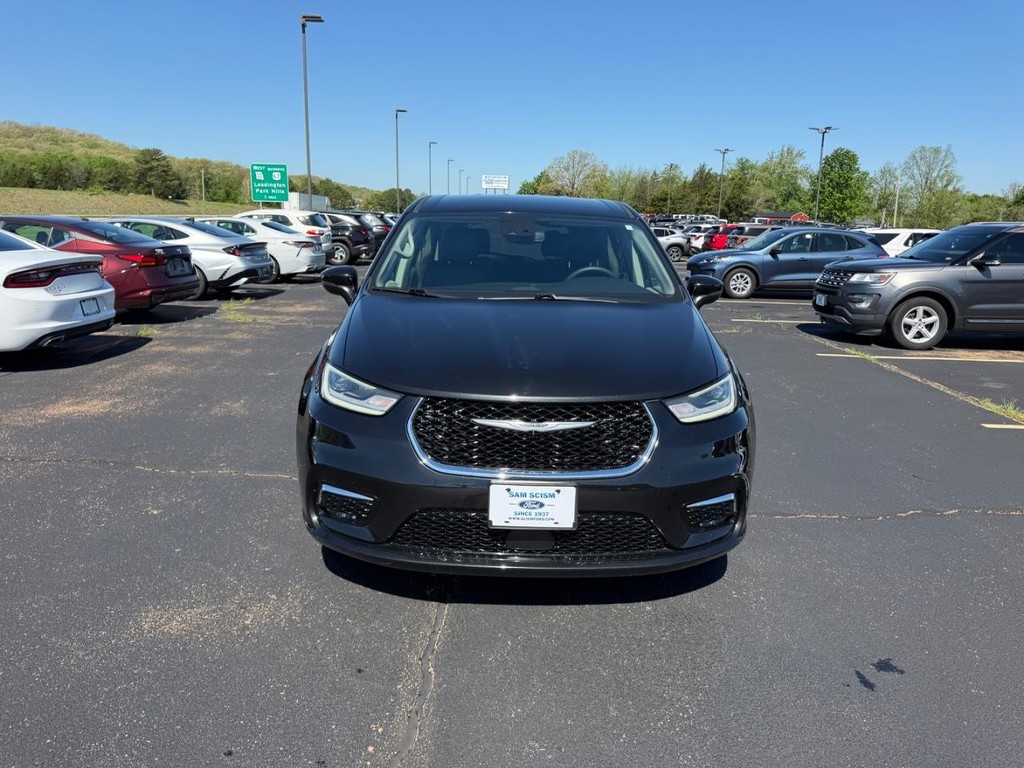 Chrysler Pacifica Vehicle Full-screen Gallery Image 09