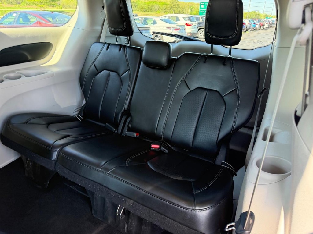 Chrysler Pacifica Vehicle Full-screen Gallery Image 10