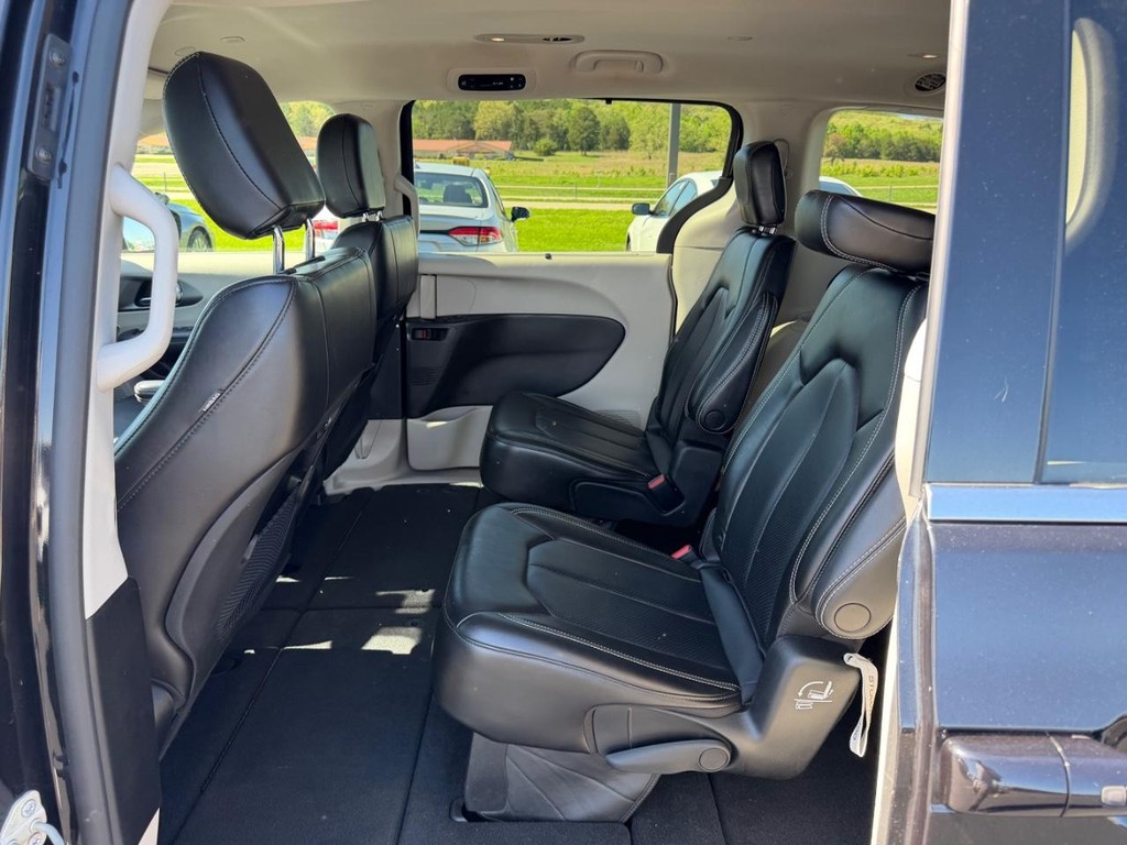 Chrysler Pacifica Vehicle Full-screen Gallery Image 11