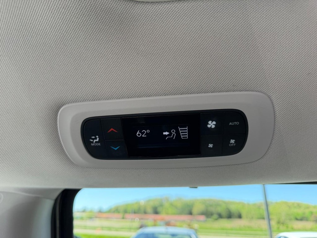 Chrysler Pacifica Vehicle Full-screen Gallery Image 12