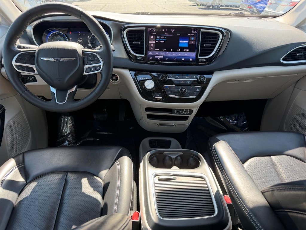 Chrysler Pacifica Vehicle Full-screen Gallery Image 13