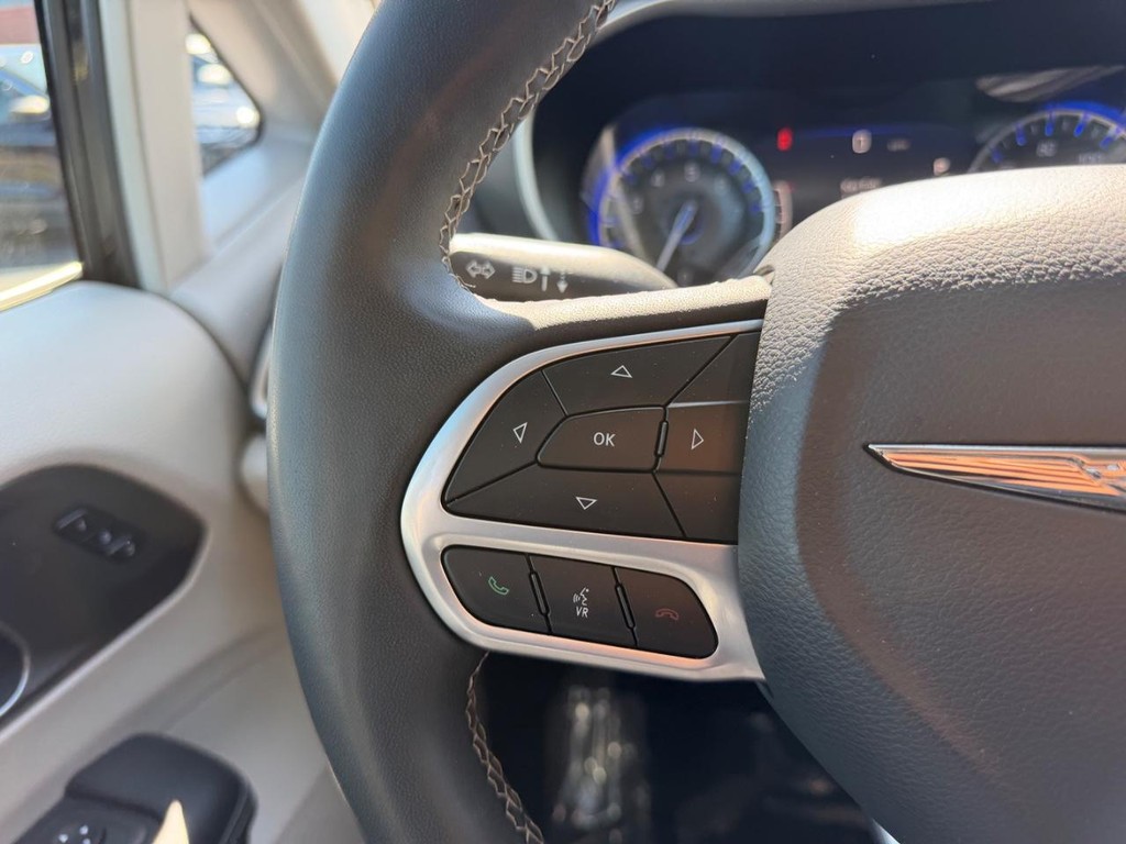 Chrysler Pacifica Vehicle Full-screen Gallery Image 15