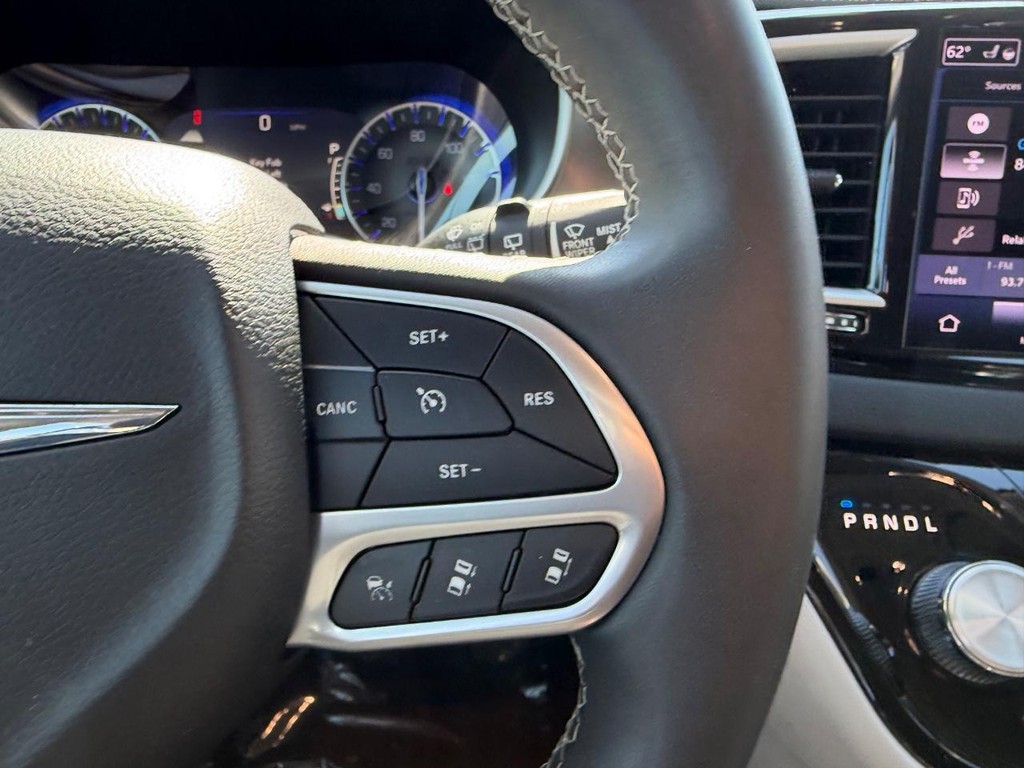 Chrysler Pacifica Vehicle Full-screen Gallery Image 16