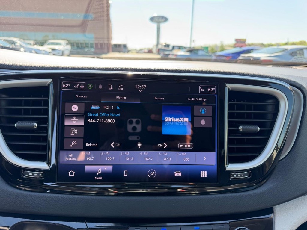 Chrysler Pacifica Vehicle Full-screen Gallery Image 17