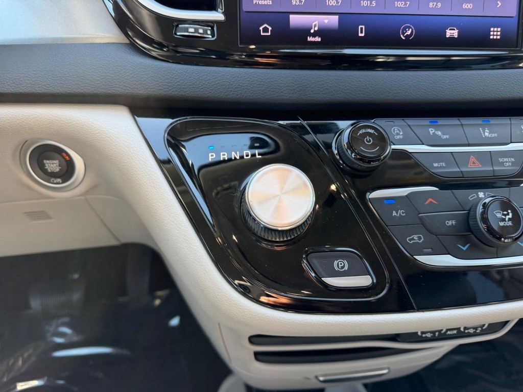 Chrysler Pacifica Vehicle Full-screen Gallery Image 19