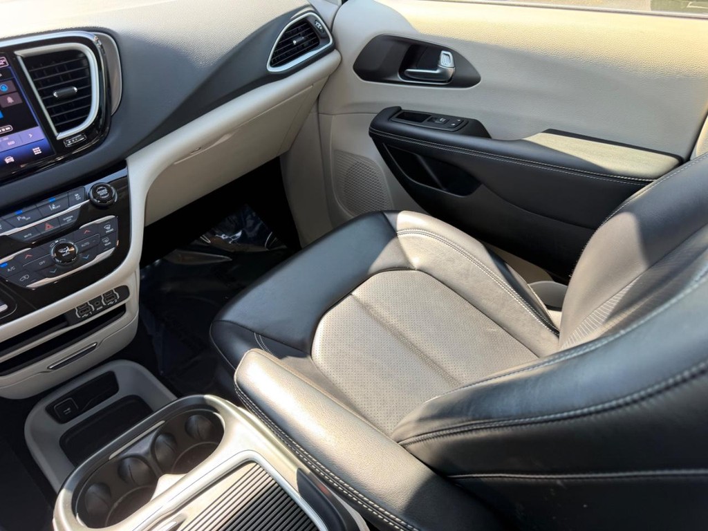 Chrysler Pacifica Vehicle Full-screen Gallery Image 20