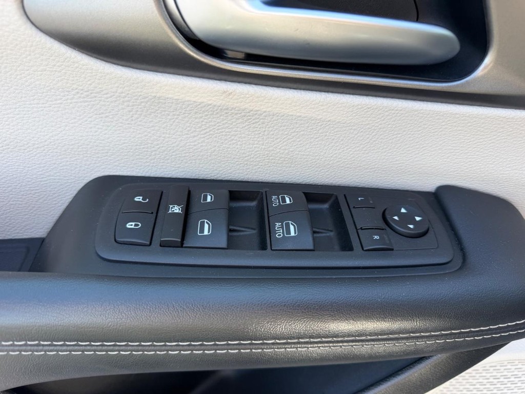 Chrysler Pacifica Vehicle Full-screen Gallery Image 21