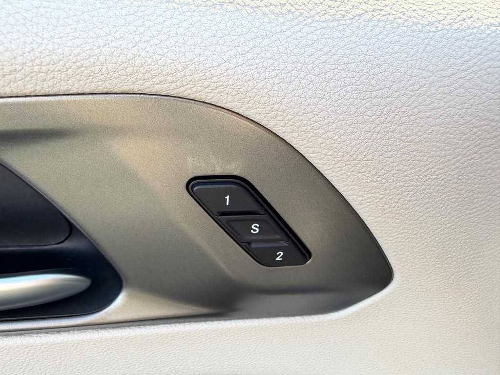 Chrysler Pacifica Vehicle Full-screen Gallery Image 22