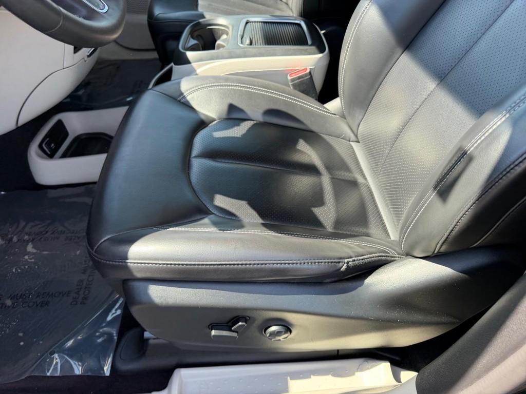 Chrysler Pacifica Vehicle Full-screen Gallery Image 23