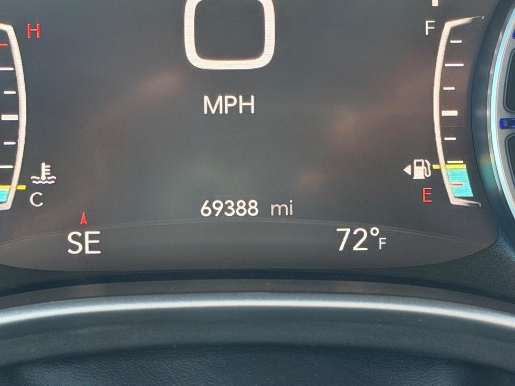 Chrysler Pacifica Vehicle Full-screen Gallery Image 24