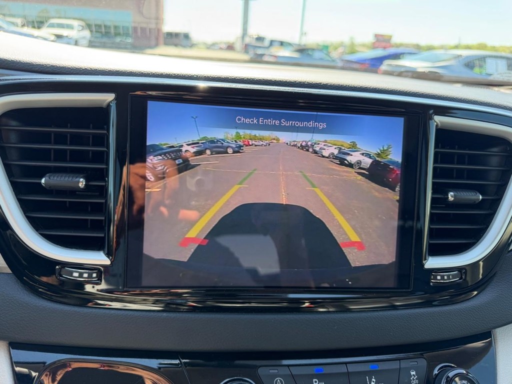 Chrysler Pacifica Vehicle Full-screen Gallery Image 25