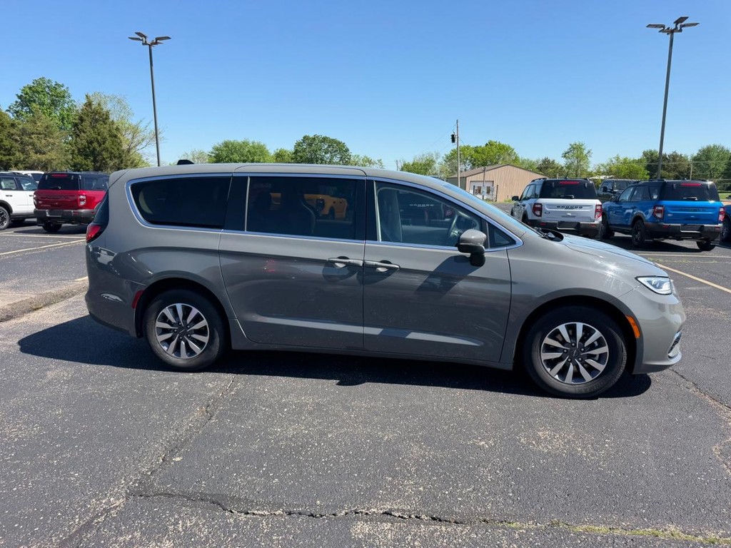 Chrysler Pacifica Vehicle Full-screen Gallery Image 02