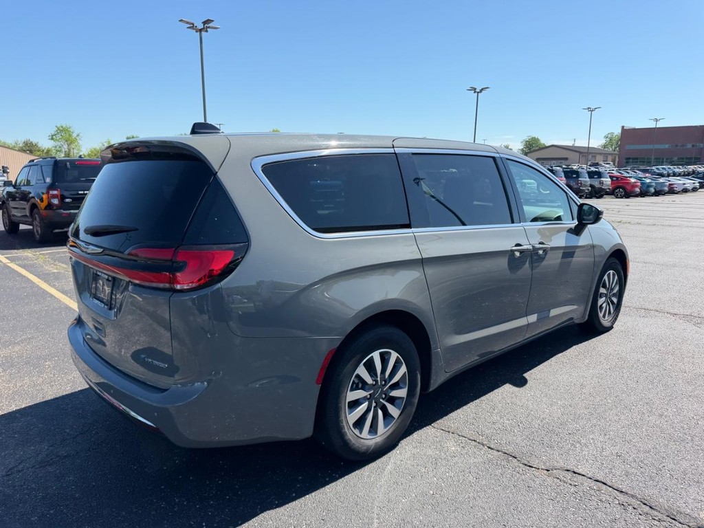 Chrysler Pacifica Vehicle Full-screen Gallery Image 03