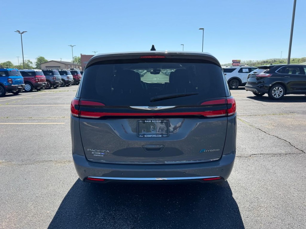 Chrysler Pacifica Vehicle Full-screen Gallery Image 04