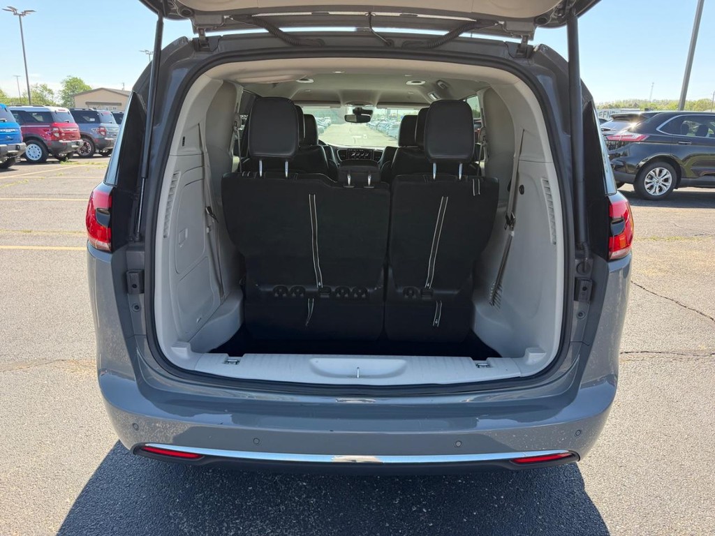 Chrysler Pacifica Vehicle Full-screen Gallery Image 05