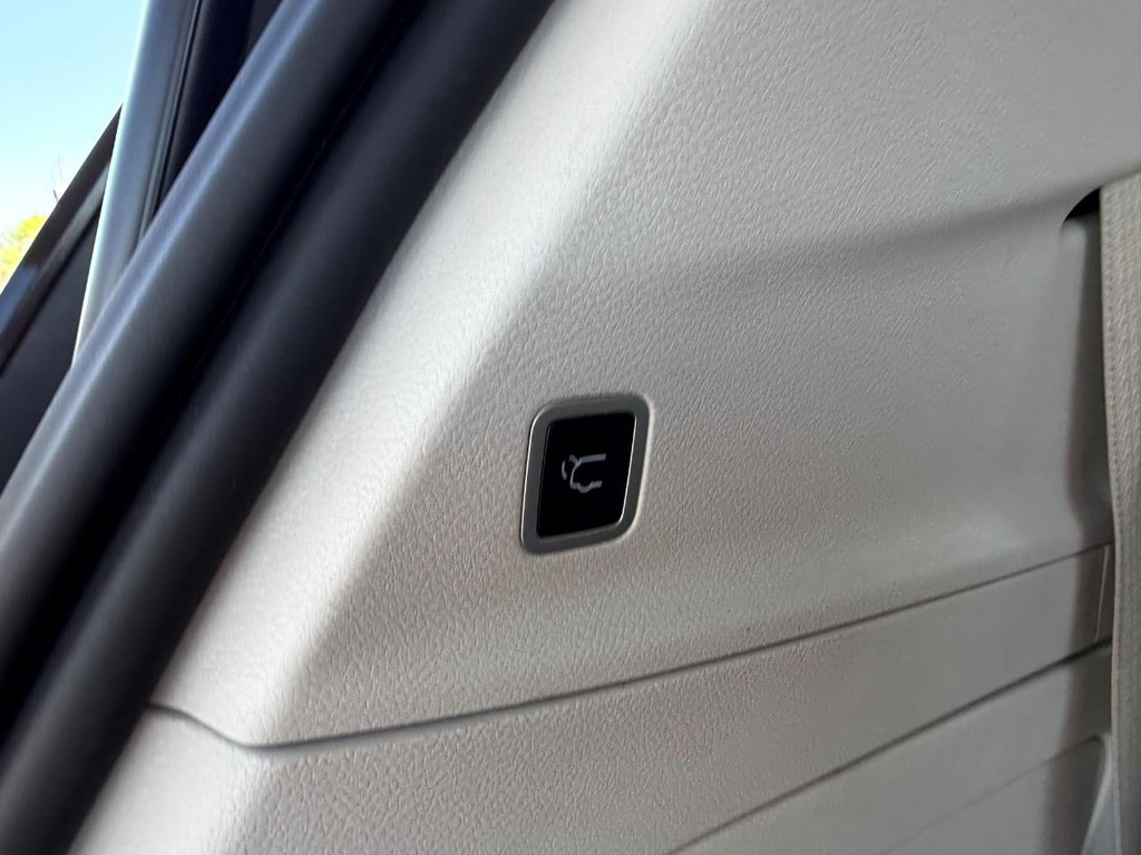 Chrysler Pacifica Vehicle Full-screen Gallery Image 06