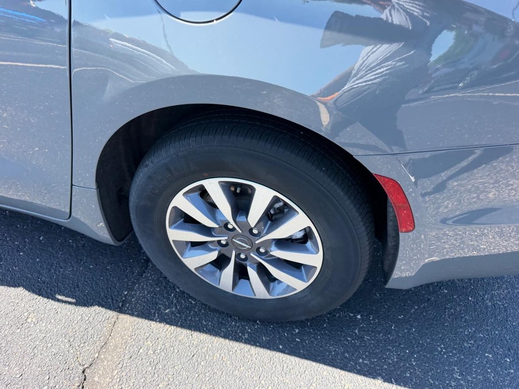 Chrysler Pacifica Vehicle Full-screen Gallery Image 07