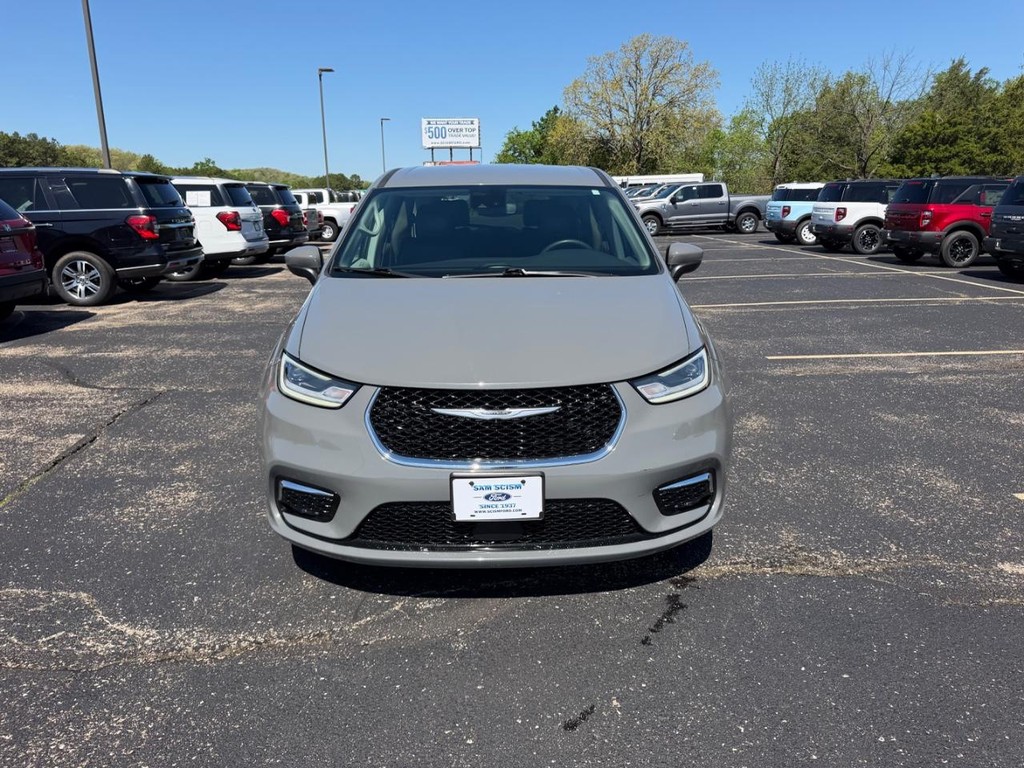 Chrysler Pacifica Vehicle Full-screen Gallery Image 09