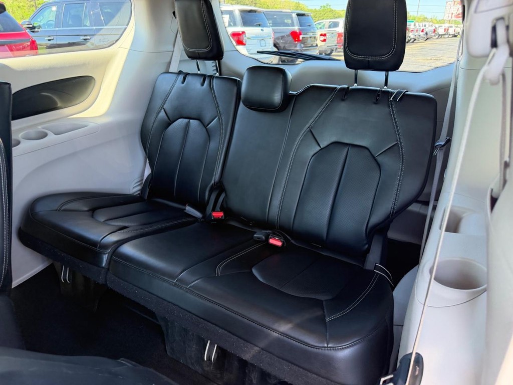 Chrysler Pacifica Vehicle Full-screen Gallery Image 10