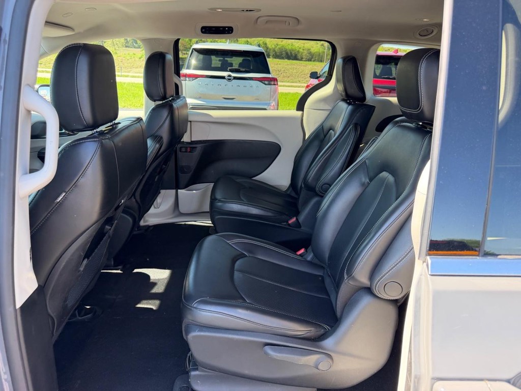 Chrysler Pacifica Vehicle Full-screen Gallery Image 11