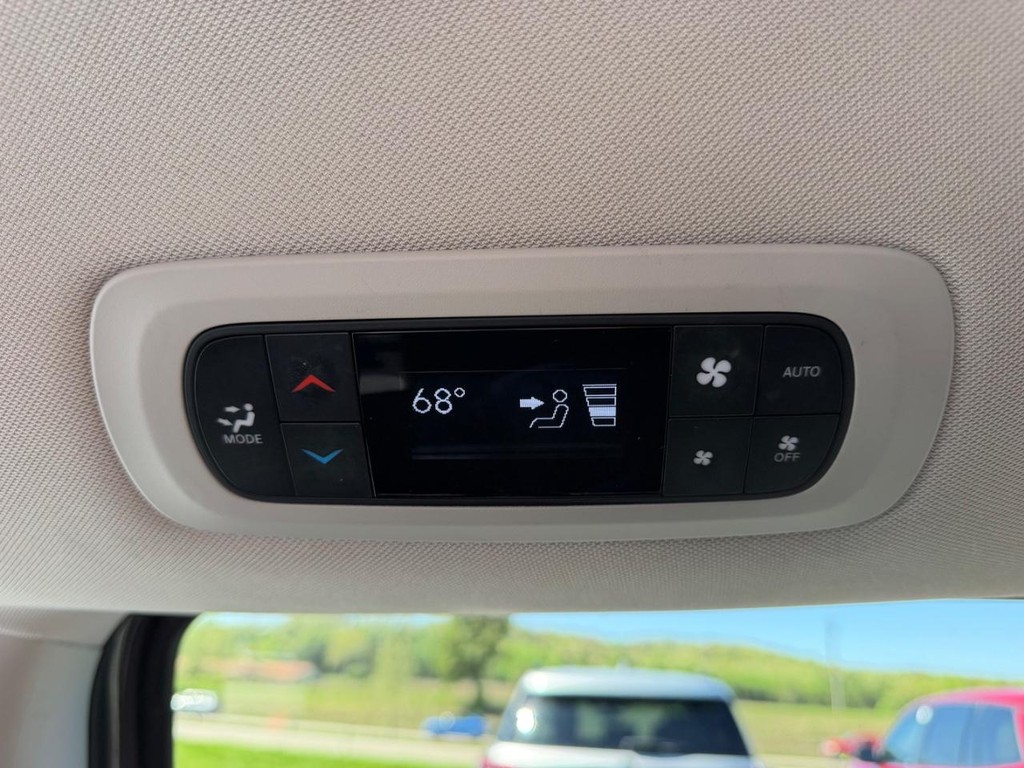 Chrysler Pacifica Vehicle Full-screen Gallery Image 12