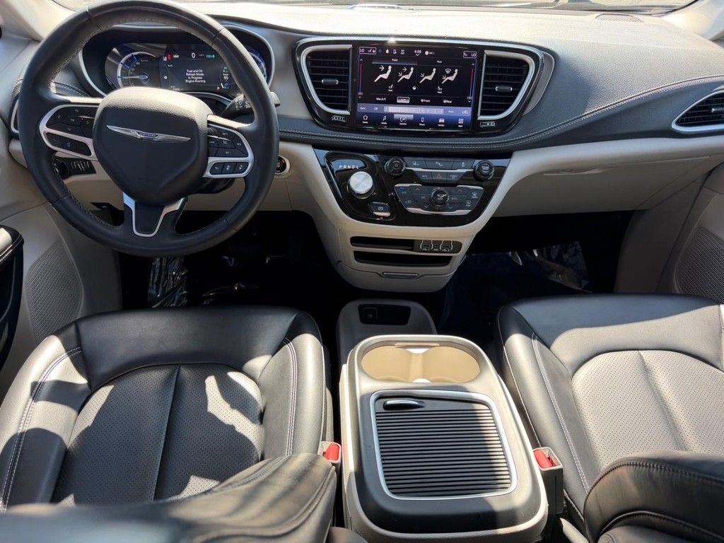 Chrysler Pacifica Vehicle Full-screen Gallery Image 13