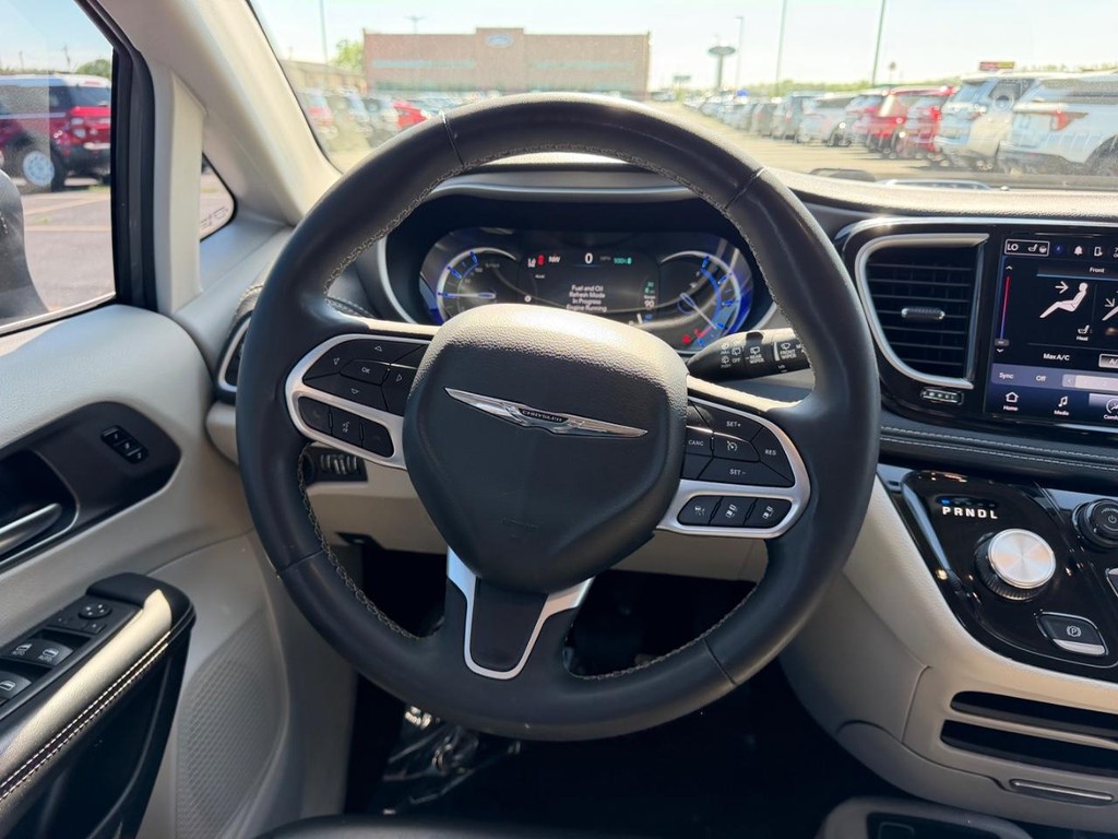 Chrysler Pacifica Vehicle Full-screen Gallery Image 14