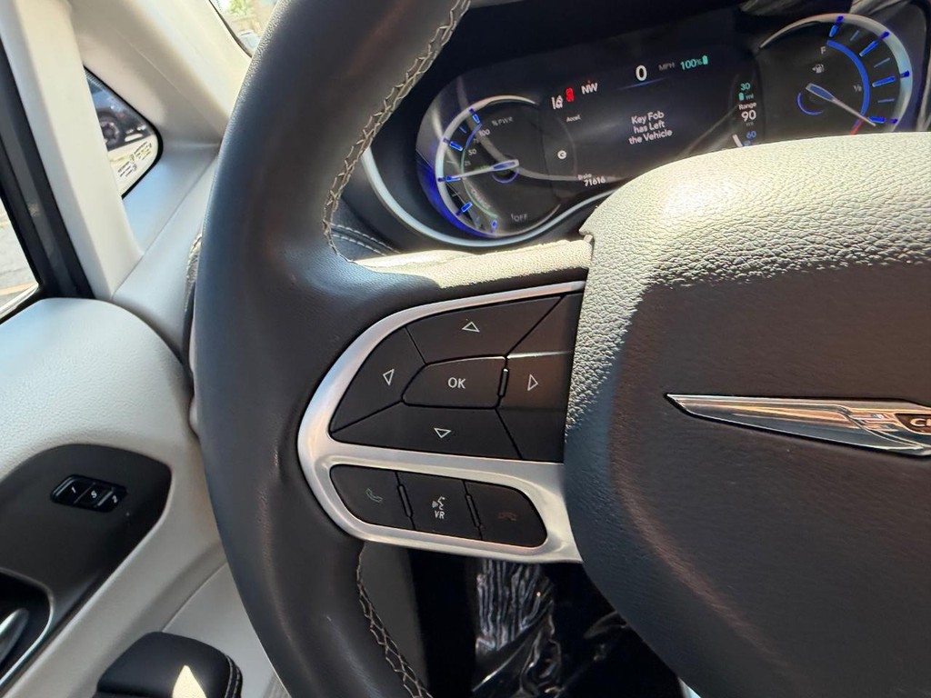 Chrysler Pacifica Vehicle Full-screen Gallery Image 15