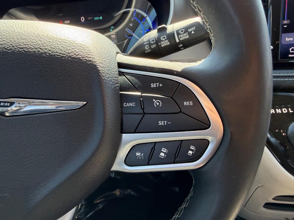 Chrysler Pacifica Vehicle Full-screen Gallery Image 16