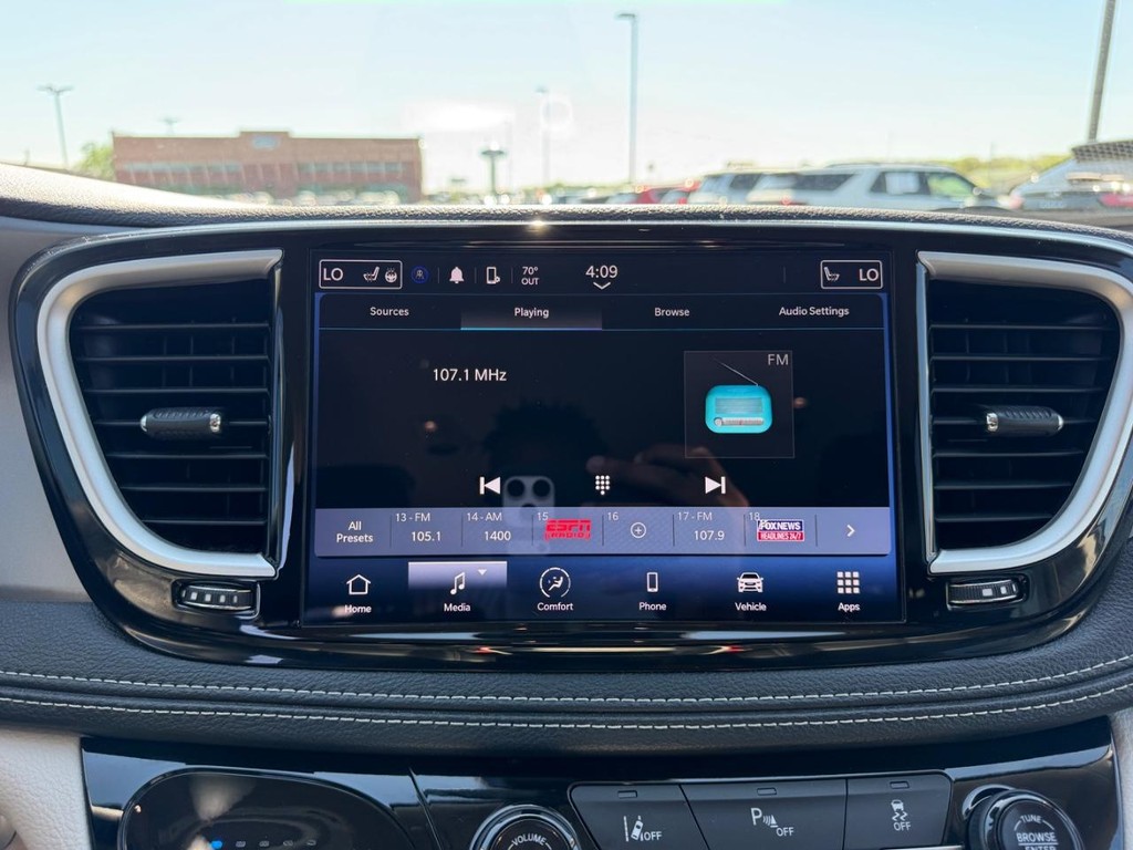 Chrysler Pacifica Vehicle Full-screen Gallery Image 17