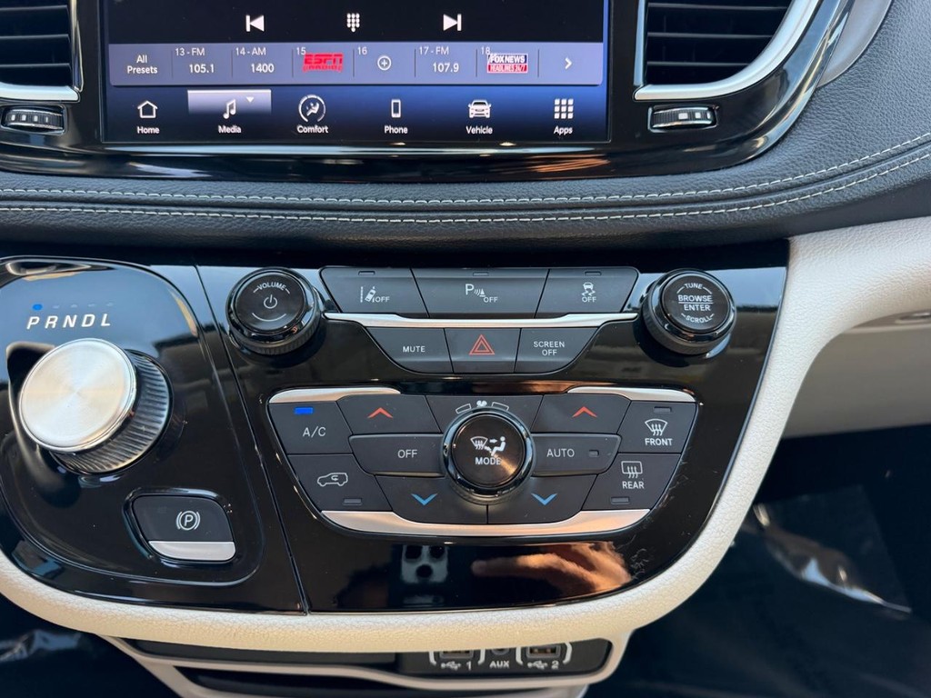 Chrysler Pacifica Vehicle Full-screen Gallery Image 18