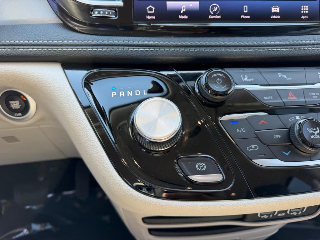 Chrysler Pacifica Vehicle Full-screen Gallery Image 19