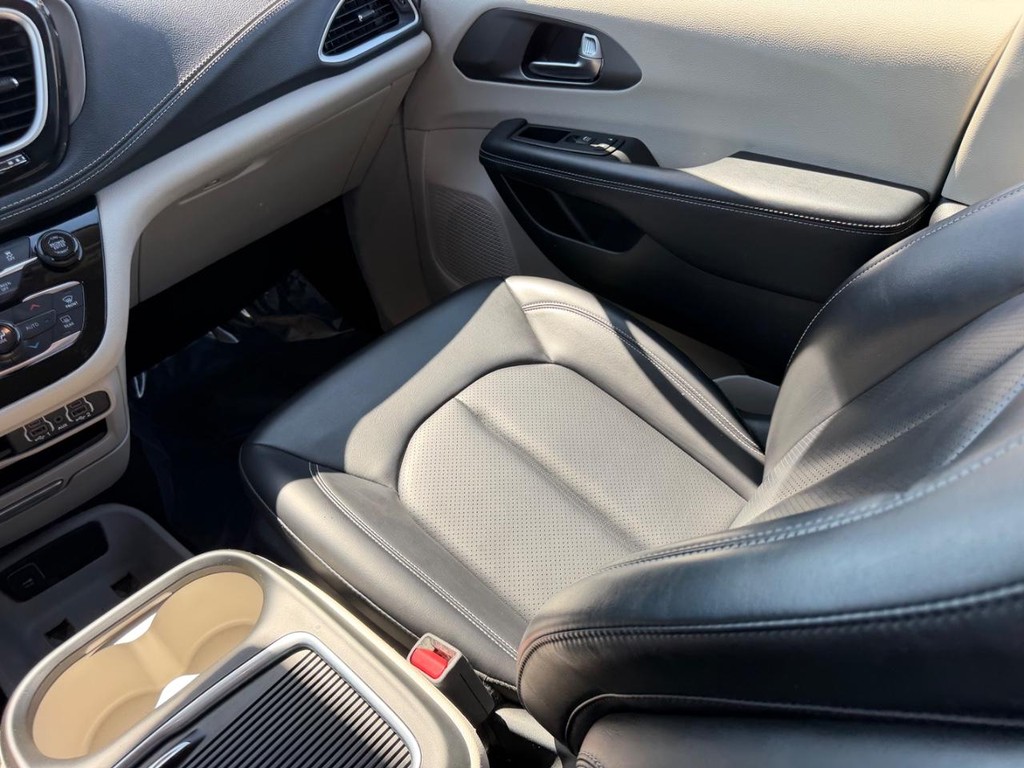 Chrysler Pacifica Vehicle Full-screen Gallery Image 20