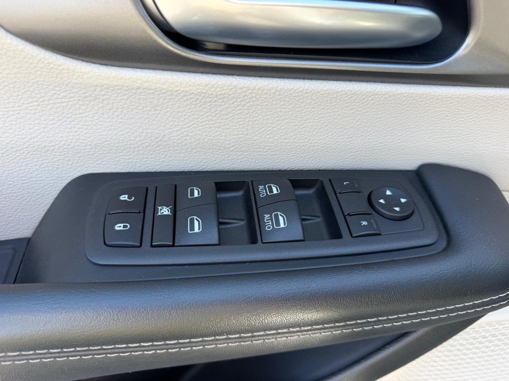 Chrysler Pacifica Vehicle Full-screen Gallery Image 21