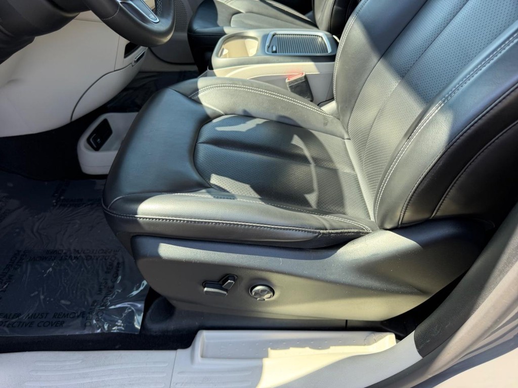 Chrysler Pacifica Vehicle Full-screen Gallery Image 23