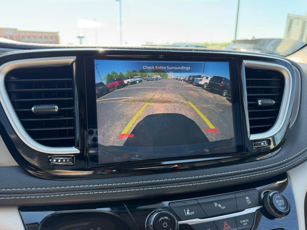 Chrysler Pacifica Vehicle Full-screen Gallery Image 25