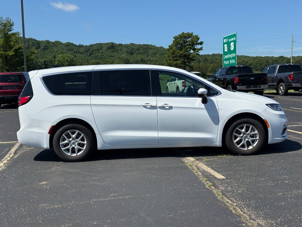 Chrysler Pacifica Vehicle Full-screen Gallery Image 02