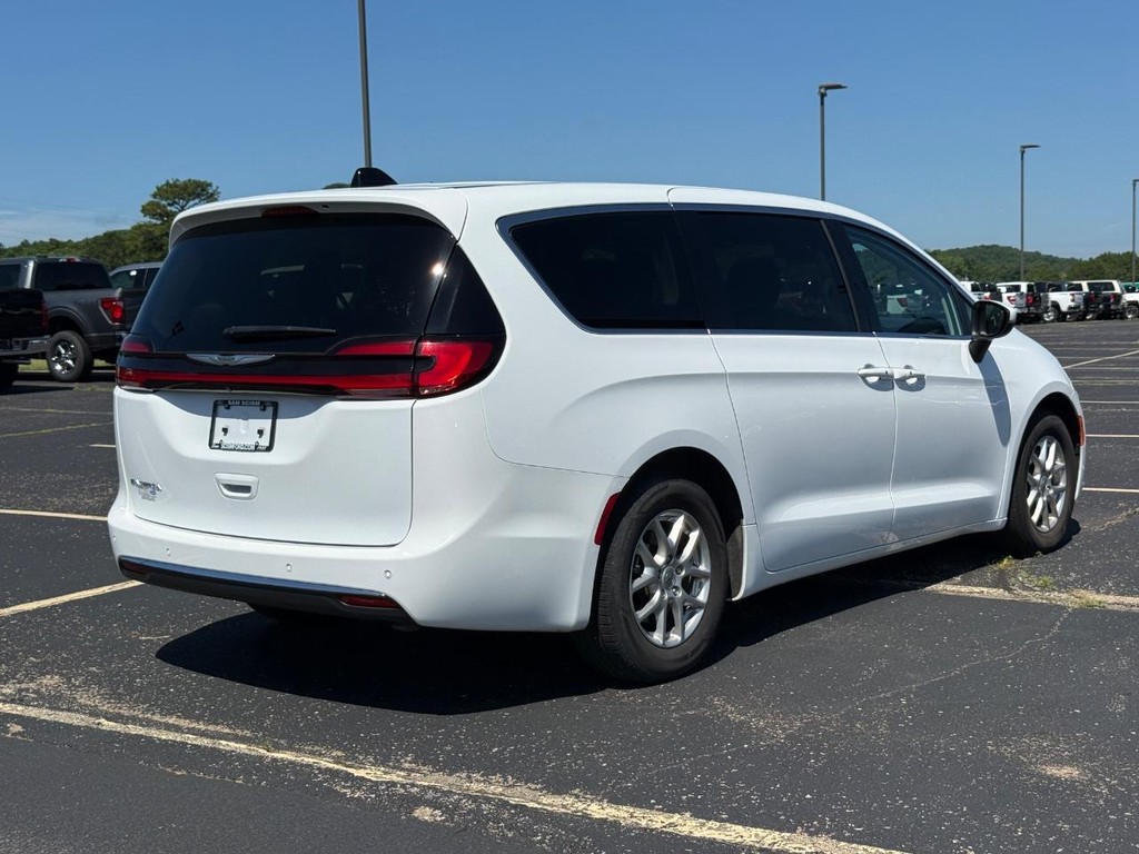Chrysler Pacifica Vehicle Full-screen Gallery Image 03