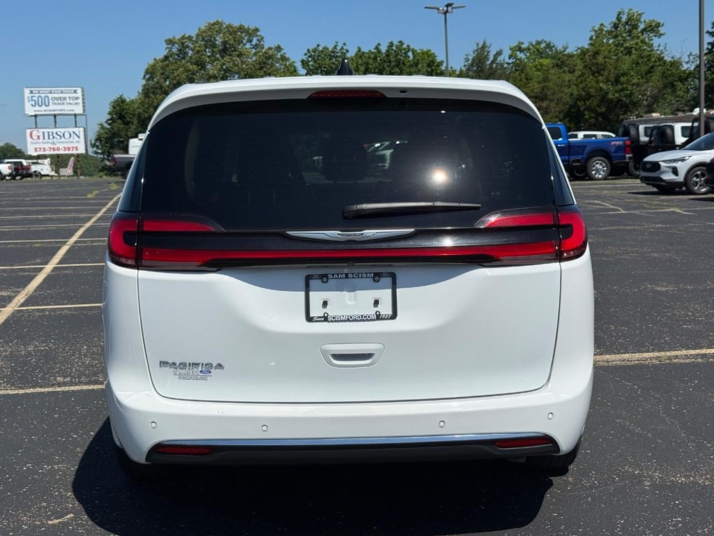 Chrysler Pacifica Vehicle Full-screen Gallery Image 04