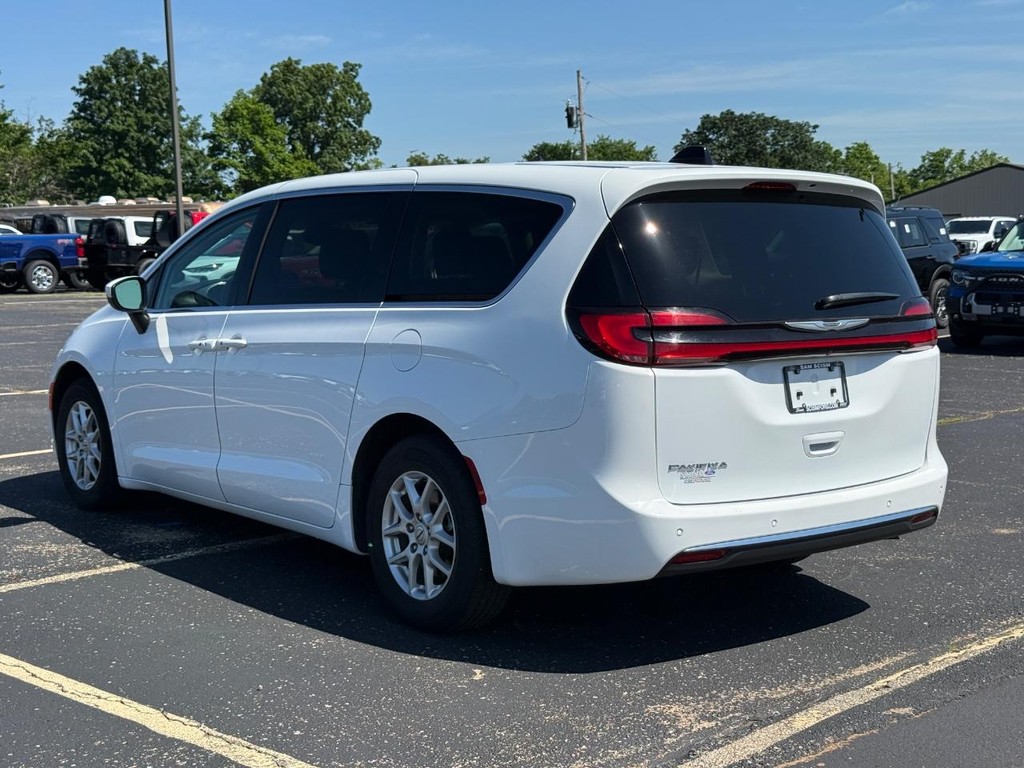 Chrysler Pacifica Vehicle Full-screen Gallery Image 05